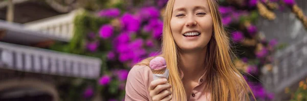 Close Pretty Tourist Girl Eating Traditional Gelato Italian Ice Cream — Stockfoto