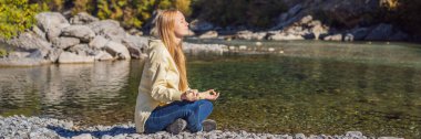 Banner, eski Karadağ 'da. Kadın turist, Moraca nehrinin temiz turkuaz suyunun yeşil moraca kanyon tabiatında meditasyon yapıyor. Karadağ 'da seyahat kavramı.