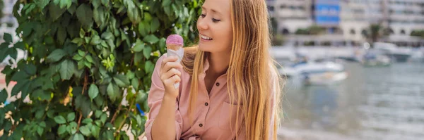 Close Pretty Tourist Girl Eating Traditional Gelato Italian Ice Cream — стокове фото