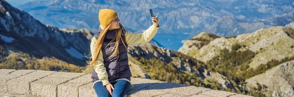 Банер Довг Формат Жінка Подорожує Гірським Ландшафтом Національному Парку Ловен — стокове фото