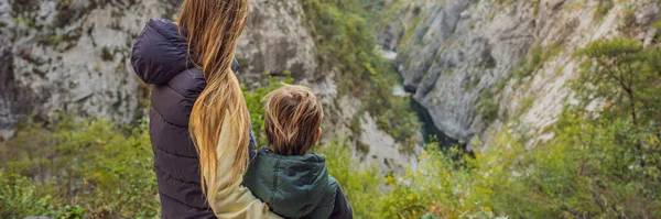 Banner Long Format Mom Son Tourists Background Beautiful Canyon Moraca — 스톡 사진