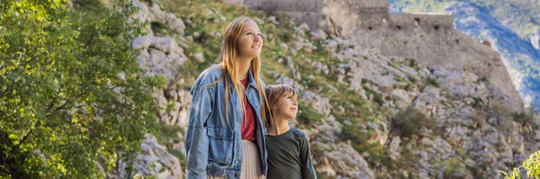 Banner Long Format Mother Son Travellers Enjoys View Kotor Montenegro — Stockfoto