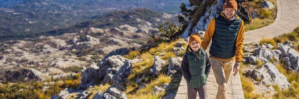 Banner Long Format Dad Son Travellers Mountain Landscape National Park — Stok fotoğraf