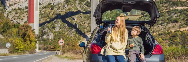 Banner Long Format Montenegro Mom Son Tourists Sitting Trunk Car — Foto Stock