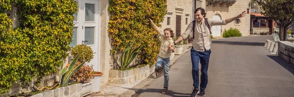 Banner Long Format Dad Son Tourists Enjoying Colorful Street Old — ストック写真