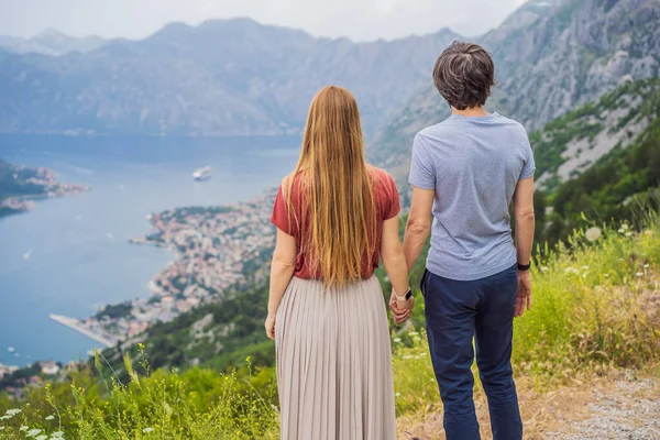Άνδρας Και Γυναίκα Ζευγάρι Τουρίστες Απολαμβάνοντας Θέα Του Kotor Μαυροβούνιο — Φωτογραφία Αρχείου