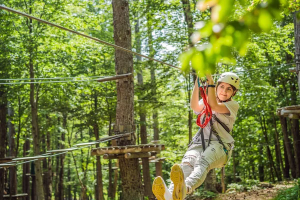 Šťastné Ženy Dívka Samice Plachtění Horolezectví Extrémní Silniční Vozík Zipline — Stock fotografie