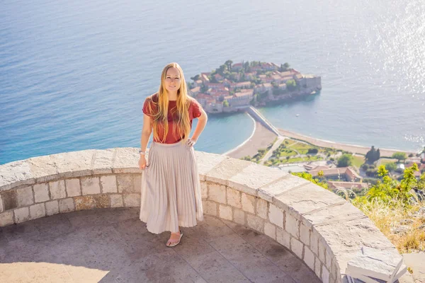 Donna Turista Sullo Sfondo Della Splendida Vista Dell Isola Santo — Foto Stock