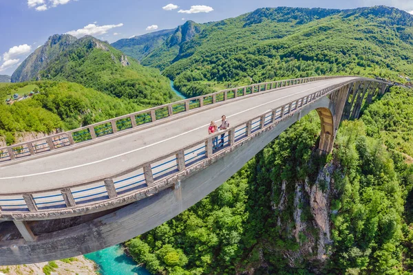 Montenegro Happy Family Tourists Background Dzhurdzhevich Bridge River Tara Travel — Fotografia de Stock