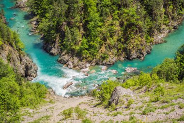 Nehir kıvrımı, Karadağ doğal manzarası, dağ nehri Tara.
