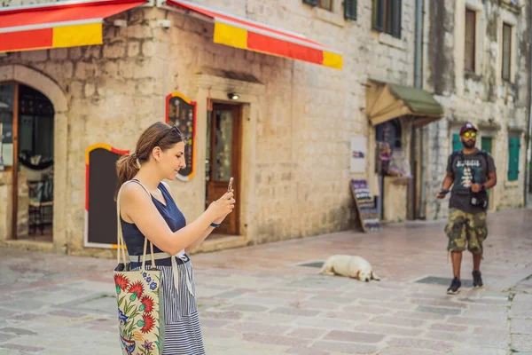 Mulher Turista Desfrutando Colorful Rua Cidade Velha Kotor Dia Ensolarado — Fotografia de Stock