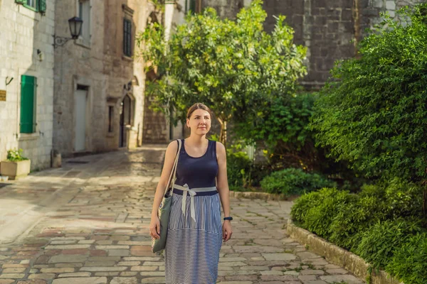 Woman Tourist Enjoying Colorful Street Old Town Kotor Sunny Day — ストック写真