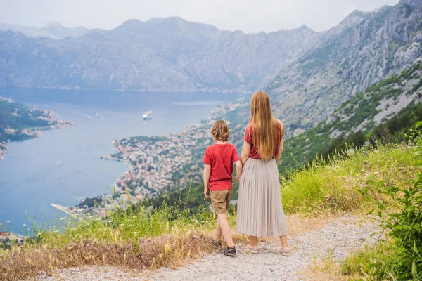 Mãe Filho Viajantes Goza Vista Kotor Montenegro Baía Kotor Golfo — Fotografia de Stock