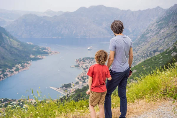 Father Son Travellers Enjoys View Kotor Montenegro Bay Kotor Gulf —  Fotos de Stock