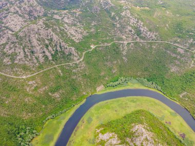 Skadar gölü kıyısındaki Rijeka Crnojevica Nehri Kanyonu. Karadağ 'ın en ünlü manzaralarından biri. Nehir, dağlar arasında bir dönüş yapar ve geriye doğru akar..