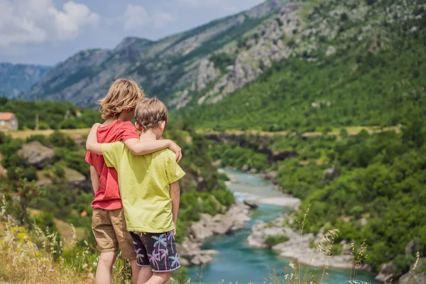 Çocuklar Arkadaşlar Turistler Kanyonlar Arasında Akan Moraca Nehrinin Turkuaz Renginin — Stok fotoğraf