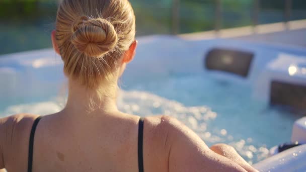 Zeitlupenvideo Eine Junge Frau Entspannt Whirlpool Auf Dem Dach Mit — Stockvideo