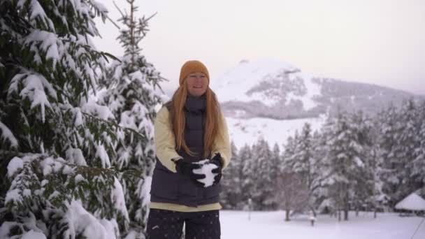 Slowmotion Video Winter Scene Woman Wearing Orange Winter Hat Throws — ストック動画