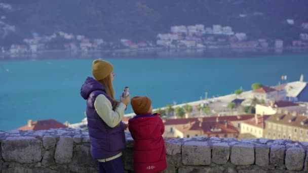 Karadağ Eski Kotor Kentini Ziyaret Eden Bir Kadın Oğlu Şehrin — Stok video