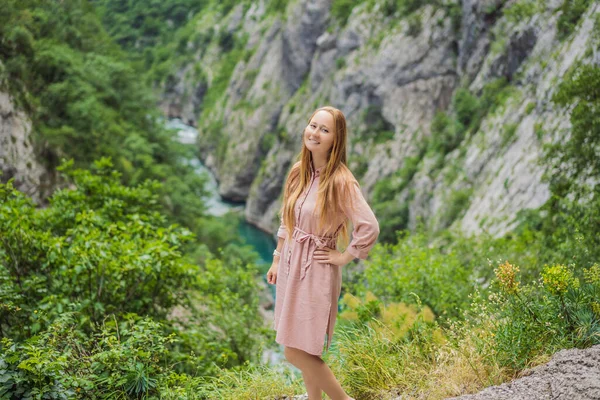 Femme Touriste Sur Fond Eaux Les Pures Couleur Turquoise Rivière — Photo