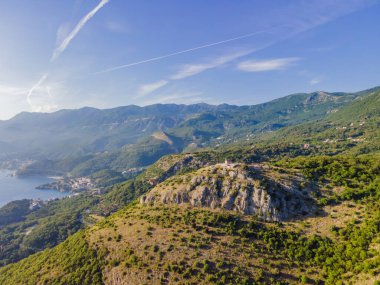Karadağ 'ın Budva kentinin panoramik manzarası. Dağlardan Adriyatik Denizi 'ne güzel bir manzara.