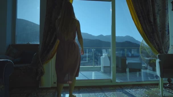 Slowmotion Video Young Woman Enjoing View Mountains Sea Balcony Her — Αρχείο Βίντεο