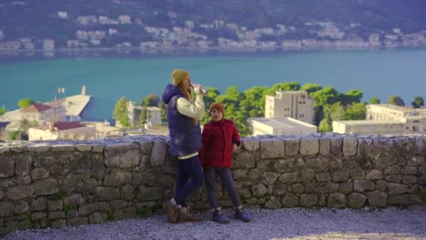 Karadağ Eski Kotor Kentini Ziyaret Eden Bir Kadın Oğlu Şehrin — Stok video