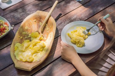 Geleneksel Karadağ Yemeği. Kacamak açık kafedeki ahşap kasede..