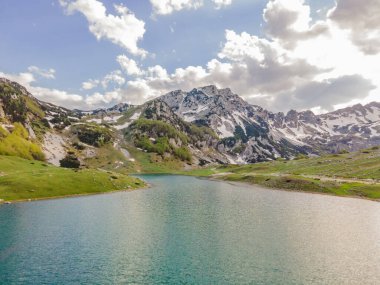 Karadağ 'ın Durmitor Dağı' ndaki dağ manzarası güzel Durmitor Ulusal Parkı 'nda göl buzulu ve dağları yansıtıyor.