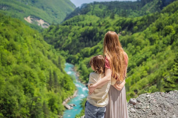 Madre Hijo Turistas Fondo Curva Del Río Montenegro Natural Landscape —  Fotos de Stock