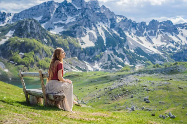 Karadağ Durmitor Dağı Ndaki Dağ Gölü Manzarasında Kadın Turist Güzel — Stok fotoğraf