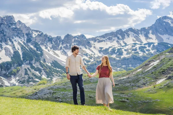 Karadağ Durmitor Dağı Ndaki Dağ Gölü Manzarasında Iki Turist Bir — Stok fotoğraf