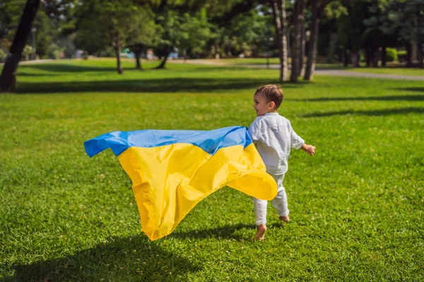 Український Хлопчик Прапором України Зовні Концепція Війни Європі Підтримка Сімей — стокове фото