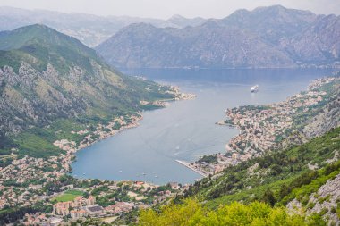 Güzel doğa dağları manzarası. Kotor Körfezi, Karadağ. Dağın tepesinde Kotor ve Tivat şehirleriyle Boka Körfezi manzarası, Karadağ.