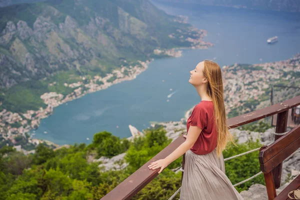 Mulher Turista Goza Vista Kotor Montenegro Baía Kotor Golfo Kotor — Fotografia de Stock