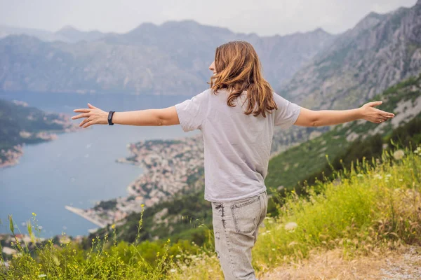 Kadın Turist Kotor Manzarasından Hoşlanıyor Karadağ Kotor Körfezi Kotor Körfezi — Stok fotoğraf