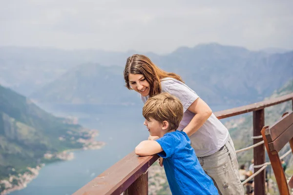 Reizigers Van Moeder Zoon Genieten Van Het Uitzicht Kotor Montenegro — Stockfoto