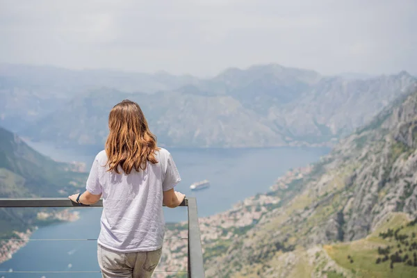 Kadın Turist Kotor Manzarasından Hoşlanıyor Karadağ Kotor Körfezi Kotor Körfezi — Stok fotoğraf