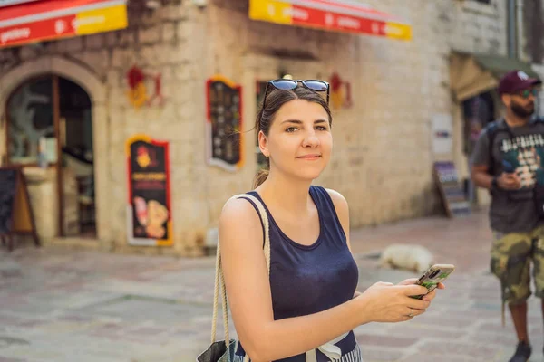 Mulher Turista Desfrutando Colorful Rua Cidade Velha Kotor Dia Ensolarado — Fotografia de Stock