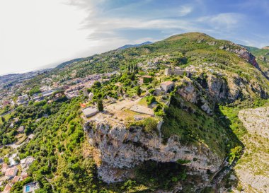 Eski şehir Sunny, Karadağ 'ın Bar kenti yakınlarındaki Stari Bar kasabasındaki harabelerin manzarası. Drone görünümü.
