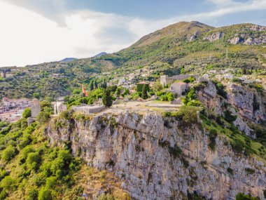 Eski şehir Sunny, Karadağ 'ın Bar kenti yakınlarındaki Stari Bar kasabasındaki harabelerin manzarası. Drone görünümü.