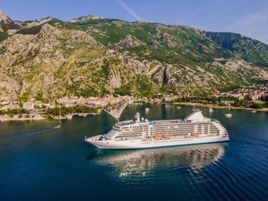Covid 19 salgınından sonra Kotor Körfezi 'nde seyahat eden lüks yolcu gemisi geri dönüyor..