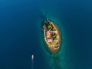 Havacılık bilimi. Uçan İHA 'nın görüntüsü. Karadağ 'ın Perast kentindeki Kotor Körfezi' ndeki Aziz George Adası ve St. George Benedictine Manastırı. Aziz George Adası, kıyıdan uzakta küçük bir doğal adadır..