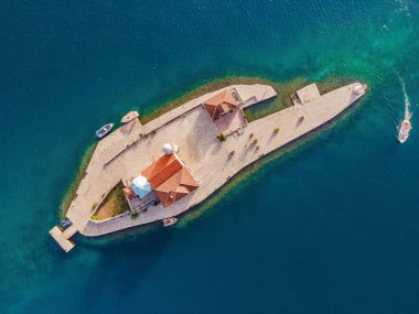 Resimli ada Aziz George ve Tapınağı Gospa od Skrpela. İHA görüntüsü. Boka Kotor Körfezi, Perast, Karadağ. Eski Kilise Crkva Gospa od Skrpjela. İnanılmaz bir dağ manzarası. Güzel Körfez Kotor.