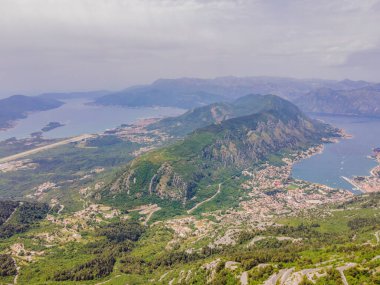 Güzel doğa dağları manzarası. Kotor Körfezi, Karadağ. Dağın tepesinde Kotor ve Tivat şehirleriyle Boka Körfezi manzarası, Karadağ.