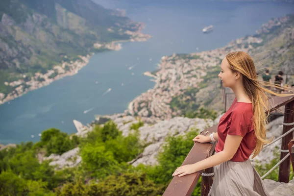 Mulher Turista Goza Vista Kotor Montenegro Baía Kotor Golfo Kotor — Fotografia de Stock