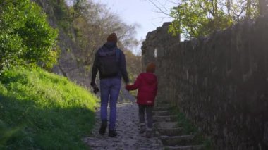 Bir adam ve oğlu Karadağ 'ın eski Kotor kasabasını ziyaret ettiler. Şehrin St. Johns Kalesi 'ne giden merdivenleri çıkarken muhteşem manzarasını izliyorlar. Karadağ 'a Seyahat.