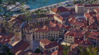 Dağdan Kotor Eski Kasabası manzarası. Karadağ 'a Seyahat.