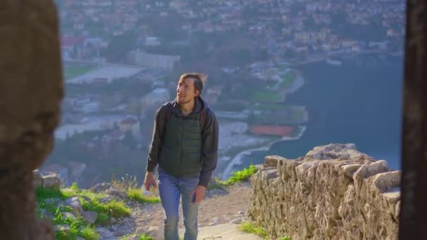 Man Tourist Visits Old Town Kotor Montenegro Enjoying Fabulous View — Vídeo de Stock