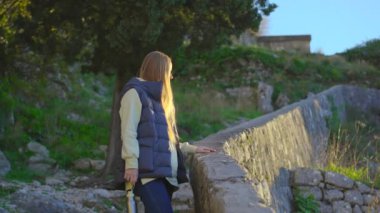 Karadağ 'ın eski Kotor kentini ziyaret eden bir kadın ve erkek çocuk görülüyor. Şehrin St. Johns Kalesi 'ne çıkan merdivenleri tırmanışının tadını çıkarıyorlar. Karadağ 'a Seyahat.